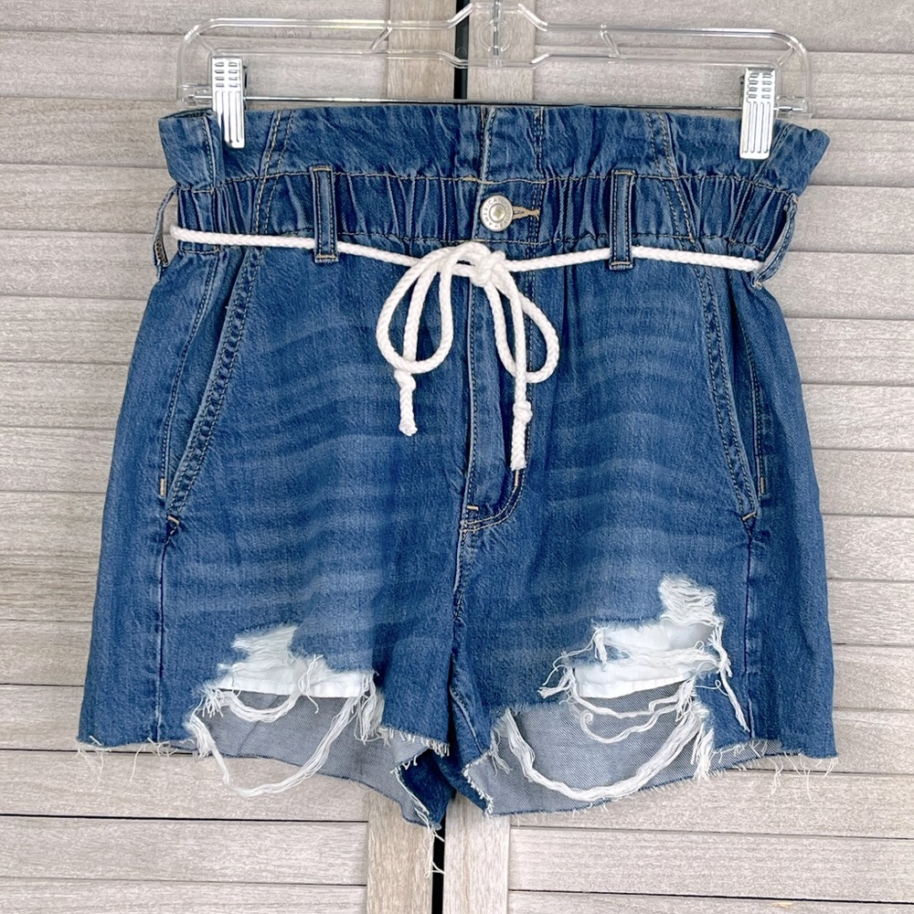 AMERICAN EAGLE Denim Mom Short Super High Rise Paperbag Waist Distressed-6/28W